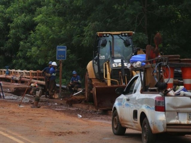Rompimento de tubulação deixa bairros sem água na Capital Equipes da Águas Gariroba trabalham para solucionar o problema (Foto: Marcos Ermínio)