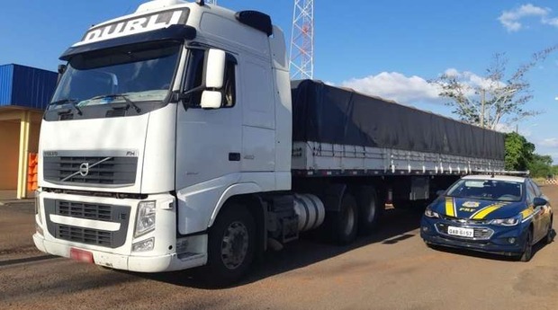 Motorista sequestrado é resgatado e carreta recuperada Motorista sequestrado é resgatado e carreta recuperada