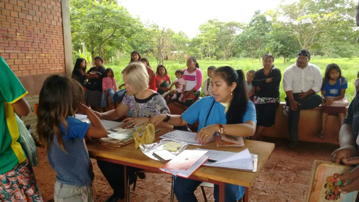 A enfermeira Indianara Ramires Machado atuando com as famílias da aldeia (Foto: Divulgação)