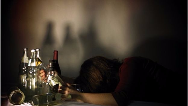 Segundo os especialistas, até profissionais de saúde muitas vezes reproduzem preconceitos e julgamentos
GETTY IMAGES