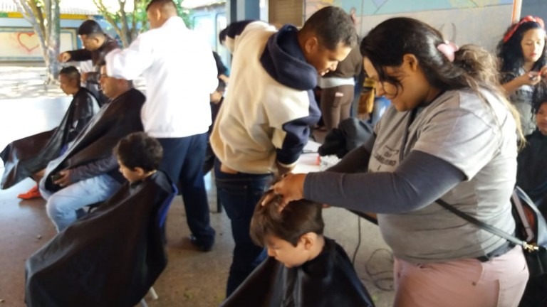Alunos do curso de cabeleireiro levam autoestima à comunidade da região do imbirussu Foto: assessoria PMCG