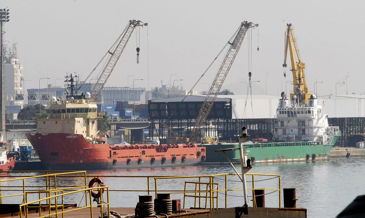 Balança comercial tem superávit de US$ 4,548 bilhões em maio Tânia Rego