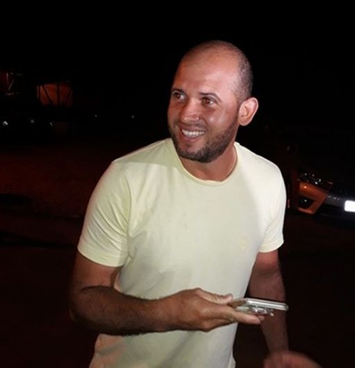 Após deixar penitenciária, Macarrão diz que ganância motivou participação no crime Macarrão na saída da penitenciária em Pará de Minas: 'Estou recomeçando e isso é desde 2012' (Foto: Augusto Medeiros/G1)
