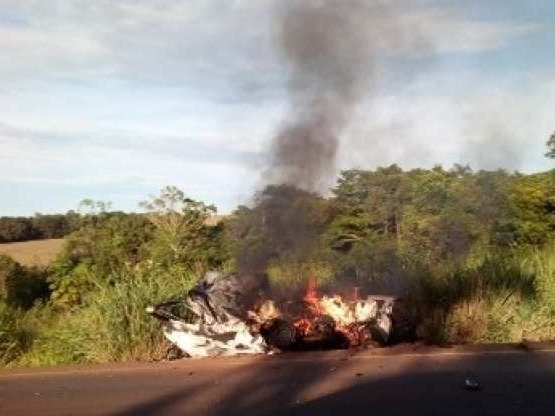 Motorista morre carbonizado em acidente entre carro e carreta Foto: Reprodução/Idest