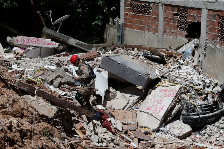 Deslizamento no Morro da Boa Esperança. Vítimas foram soterradas quando uma rocha se partiu, levando junto casas, árvores e muita lama, na madrugada de sábado (10) - Tânia Rêgo/Agência Brasil