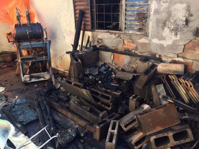 Morador coloca fogo em casa por acidente ao derrubar óleo diesel no chão (Foto: Aletheya Alves)