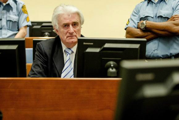 Radovan Karadzic é condenado a 40 anos por genocídio e crimes de guerra Radovan Karadzic foi condenado em dez dos 11 itens apresentados pela acusação no tribunal da ONU (Foto:EPA/Robin Van Lonkhuijsen/Pool/Agência Lusa)