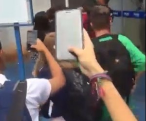 Briga combinada por rede social reúne mais de 80 adolescentes Confusão foi gravada pelos jovens que acompanharam as agressões - Reprodução