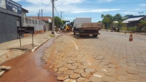 Tubulação estoura e Aquidauana fica sem água neste sábado Água de cano estourado fica escorrendo pelo Bairro Alto Foto: Luiz Guido Jr