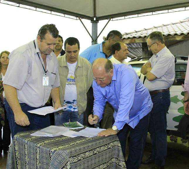 Reinaldo Azamuja recebe escritura de área onde será construído o Ceasa Assinatura do termo que transfere a área para o Estado foi realizada hoje na Festa do Peixe (Foto:Divulgação/Asecom)