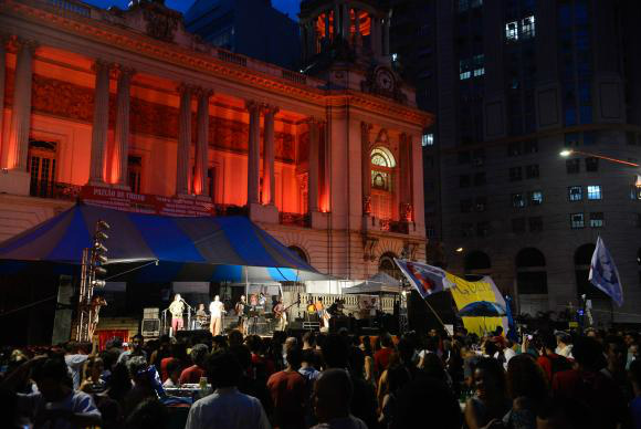 Rio de Janeiro - Público participa do Festival pela Democracia, do grupo Frente Povo sem Medo, na Cinelândia, com artistas contrários ao impeachment da presidenta Dilma Rousseff e defensores de uma saída à esquerda para a crise (Foto:Divulgação) Fernando Frazão/Agência Brasil