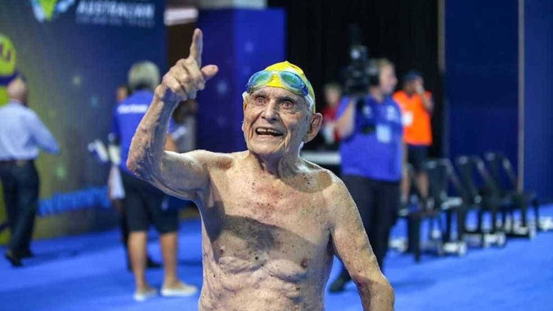 Atleta de 99 anos nada 50m em menos de um minuto e bate recorde