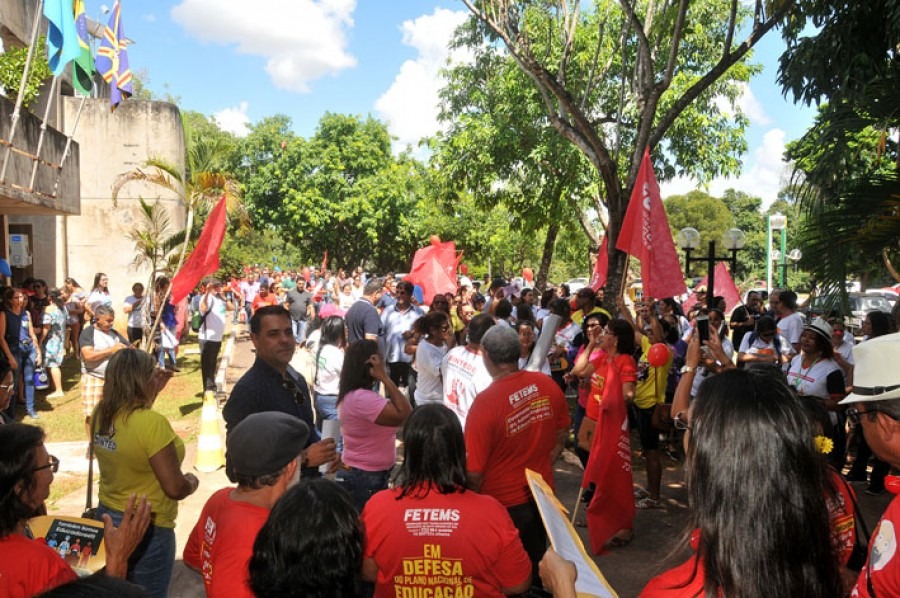Servidores protocolam documento pedindo solução para encerrar greve Valdenir Rezende/Correio do Estado