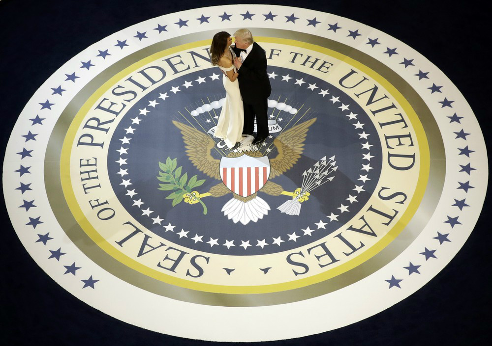 Trump e Melania dançam "My Way", de Sinatra, no baile presidencial AP Photo/Evan Vucci