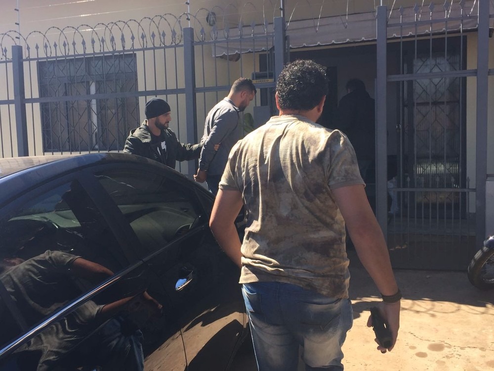 Polícia faz nova operação contra oficinas clandestinas e uso de peças furtadas na aviação Suspeito detido durante operação Narcos (Foto: Graziela Rezende)