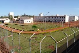 Agentes flagram serradas e buracos em chão de cela de presídio