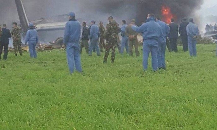Avião militar cai na Argélia e deixa mortos