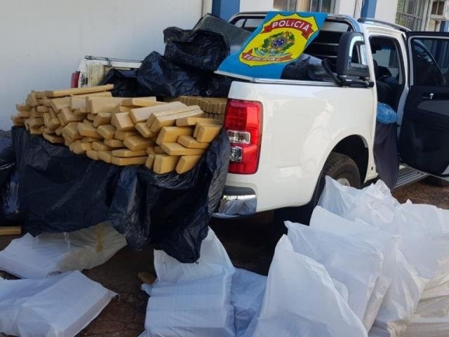 PM e PF prendem traficantes transportando uma tonelada de maconha PM e PF prendem traficantes transportando uma tonelada de maconha