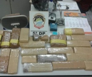 Polícia desarticula quadrilha de traficantes e apreende 28 tabletes de maconha Tabletas da droga apreendidos em casa usada pelo bando da fumaça - Divulgação/Polícia Civil