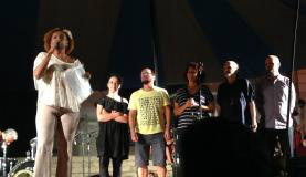 A poetisa Elisa Lucinda e os escritores Marcia Tiburi, Marcelo Moutinho, Suzana Vargas, Alberto Schprejer e Daniel Bandeira Louzada, durante a leitura do manifesto no Festival pela Democracia, na Cinelândia (foto:.Akemi Nitahara/Agência Brasil )