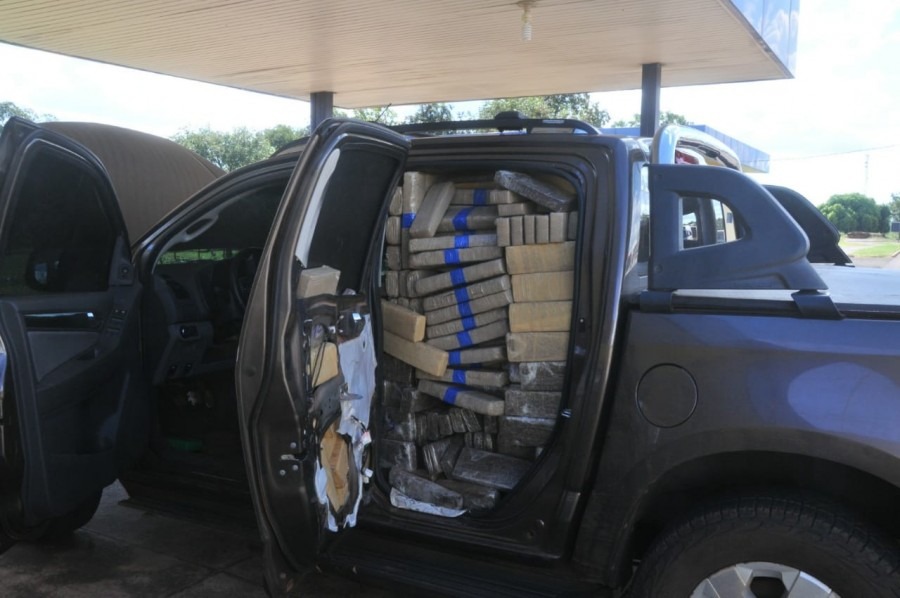 Dupla abandona 1,5t de maconha em caminhonete com placa de SP