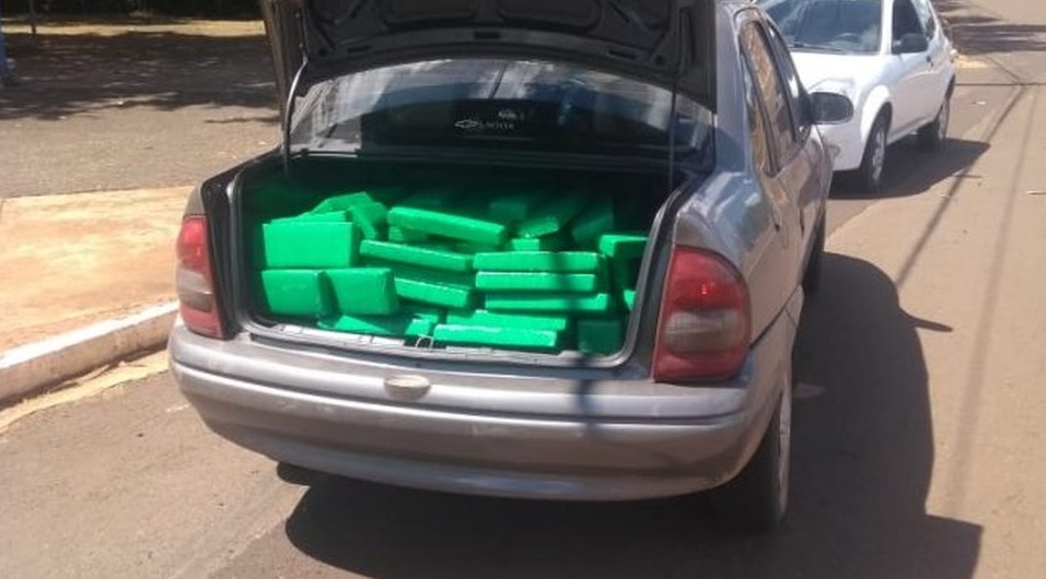 Homem é preso com carro carregado de maconha após ultrapassar viatura