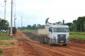 Prefeitura desapropria mais 6 lotes e acelera obras para mudar favela Caminhões já abriram e cascalham ruas que dão acesso ao assentamento. (Foto: Alcides Neto)