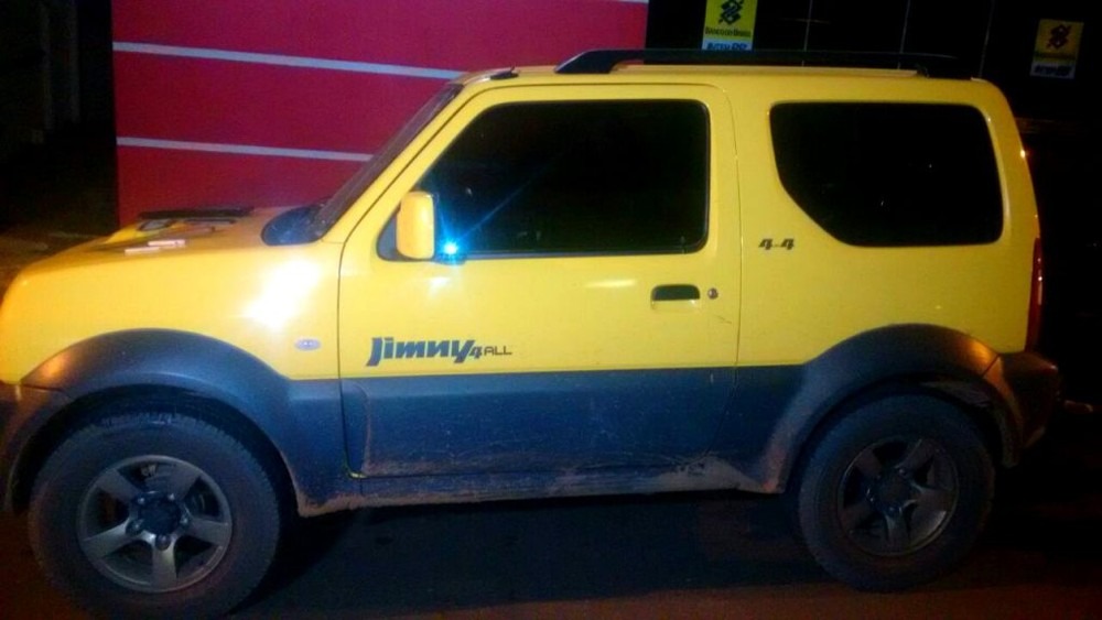 Suspeitos foram denunciados após não saberem combustível correto do veículo (Foto: Polícia Militar/Divulgação)