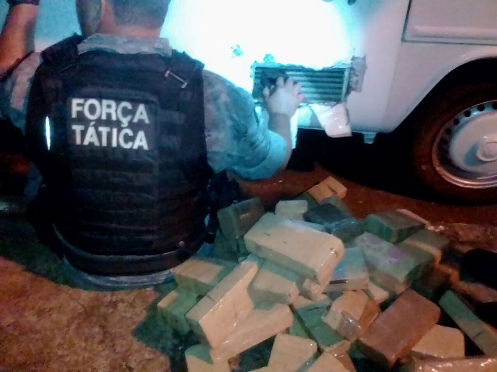 Kombi carregada com maconha é apreendida em Dourados Kombi carregada com maconha é apreendida em Dourados