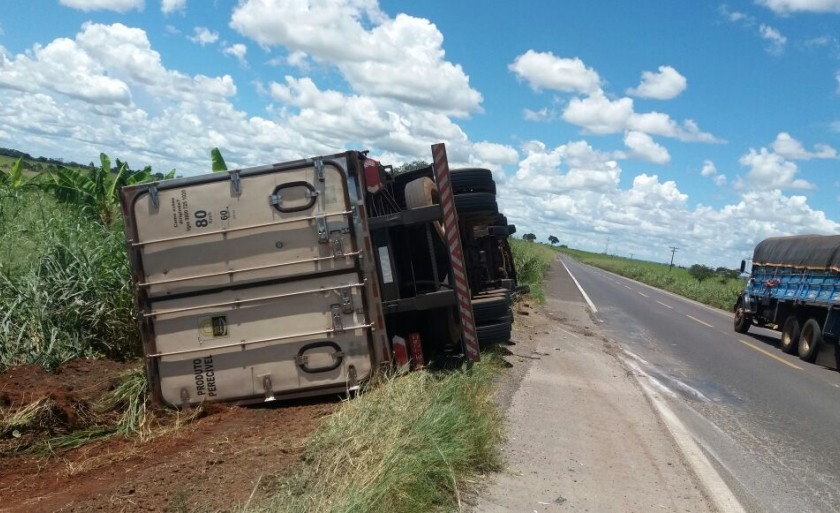 Carreta frigorífica carregada tomba na rodovia na BR-158