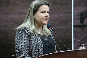 Daneila busca explicações sobre fata de refrigerados nos postos de saúde Daniela cobra campanha de vacinação para o município / Foto: Thiago Morais