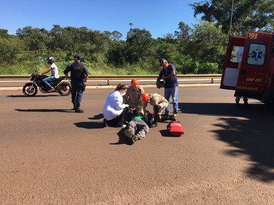Entregador de pizzas fica ferido em colisão com carro em avenida de Campo Grande Vítima de acidente em MS é socorrida pelo Corpo de Bombeiros (Foto: Osvaldo Nóbrega/TV Morena)