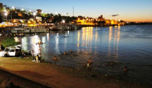Para fugir do calor, banhistas se refrescam até de noite no Rio Paraguai Com os termômetros marcando em média 36º em Corumbá nos últimos dias, a solução encontrada pelos moradores da cidade é se refrescar nas águas do Rio Paraguai (Foto: Divulgação)