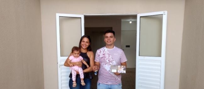 Norte Sul Plaza entrega apartamento da promoção “Mais um Natal Incrível” Ganhador na frente do imóvel que ganhou na promoção.