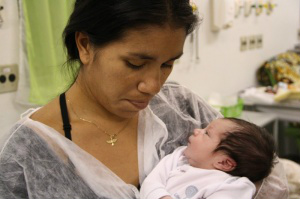 Vidas frágeis: UTI neonatal em duas cidades faz nascimento virar drama Gislaine saiu de Maracaju, onde teve complicações no parto, e veio para a Santa Casa (Foto: Marcos Ermínio)