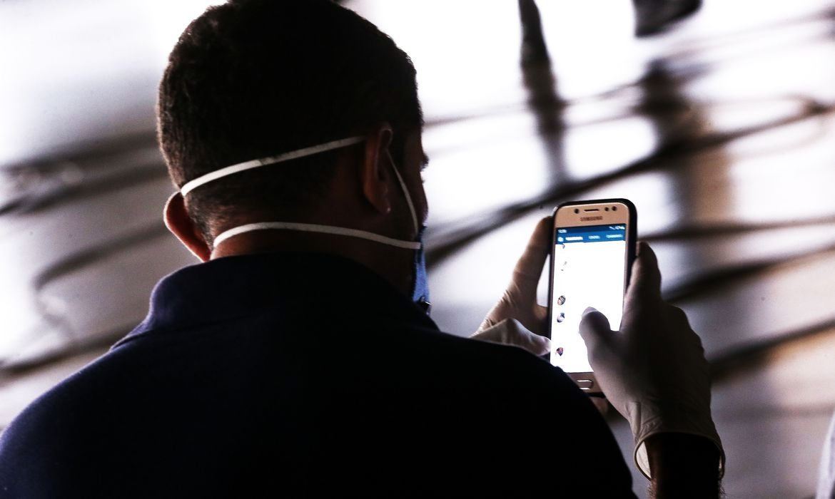 Covid-19: barba dificulta vedação de máscaras, diz infectologista Marcello Casal JrAgência Brasil