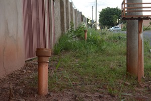 Para Tribunal, Águas deve retomar obras de saneamento na Capital o bairro Nova Lima, onde esgoto começou a ser instalado junto com asfalto, algumas casas mantém a canalização - Foto: Álvaro Rezende / Correio do Estado