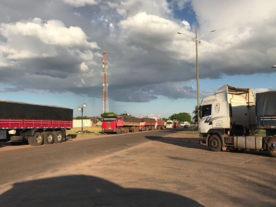 Greve dos auditores fiscais da Receita represa 500 mil toneladas de soja Segundo a prefeitura, os caminhões permanecem até 30 dias na região aguardando passagem - Foto: Divulgação