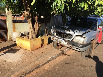 Bandidos roubam carro de luxo e se envolvem em acidente durante fuga Após colisão, veículo arrastou por 15 metros e destruiu muro de casa (Foto: Osvaldo Nóbrega/TV Morena)