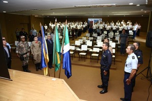 Aula magna marca capacitação de Guardas Municipais Os futuros guardas municipais e autoridades durante o Hino Nacional – A. Frota
