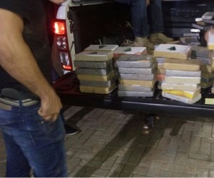 Ação conjunta entre PF, PC e Choque prende casal do MS com 287 quilos de cocaína Policiais pesam cocaína apreendida com casal do MS. - Divulgação