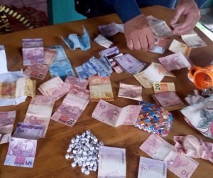 PM apreendeu R$ 627 em dinheiro e 84 pedras de crack - Divulgação/PM