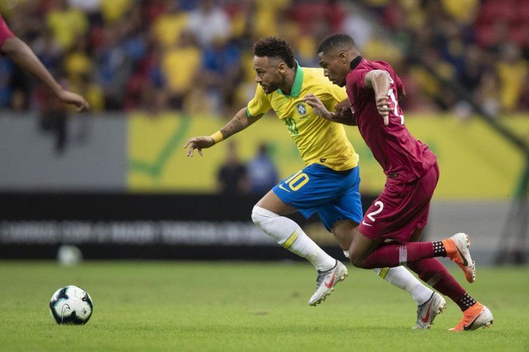 Entorse no tornozelo tira Neymar da Copa América Neymar sofreu um entorse no tornozelo e deixou o campo ainda no primeiro tempo - Lucas Figueiredo - CBF