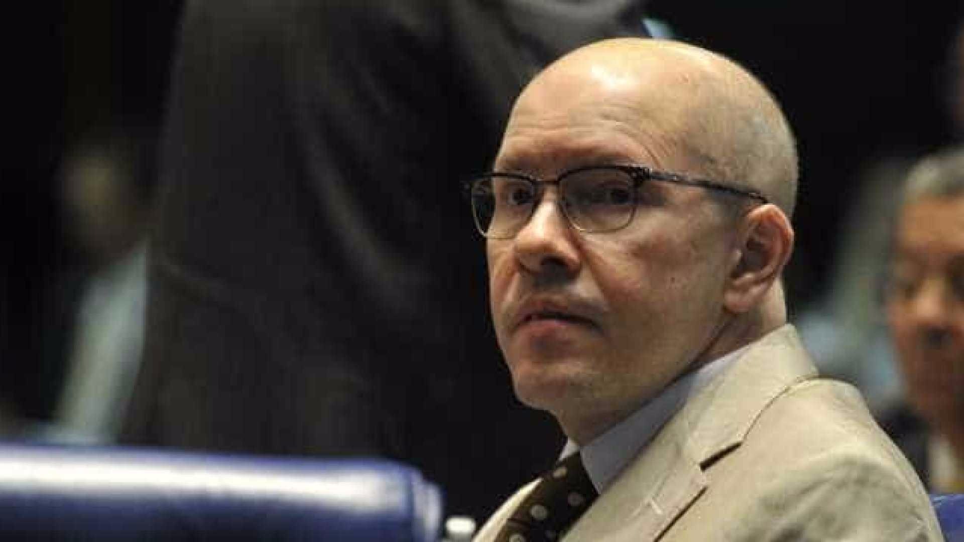 O senador cassado Demóstenes Torres faz planos para voltar à vida política nas próximas eleições. De acordo com o jornal Folha de S. Paulo, o ex-parlamentar, que era filiado ao DEM, está agora no PTB e pode concorrer a governador de Goiás ou ao Senado.