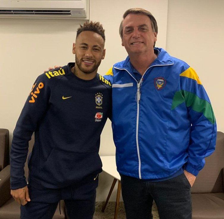 Entorse no tornozelo tira Neymar da Copa América Desejo uma boa e rápida recuperação! Disse o presidente da República, em sua conta no Twitter, após visitar Neymar na clínica onde o jogador passou por exames - Twiter do presidente da República, Jair Bolsonaro