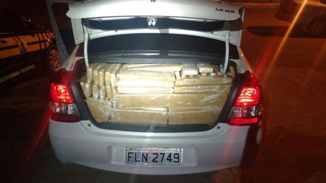 Carro roubado viajava com placa falsa. (Foto: Divulgação/PRF)