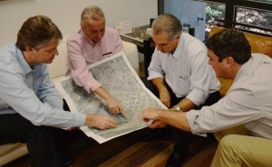 Com capacidade para 500 mil t, governo estuda reativar porto de MS Representantes do governo se reuniram com o prefeito na noite de ontem. (Foto: Jessica Barbosa)