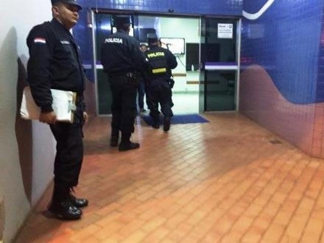 'Justiceiros da Fronteira' voltam a fazer vítimas em Pedro Juan Caballero Policiais que atenderam a ocorrência durante registro do caso na delegacia da cidade. Porã News