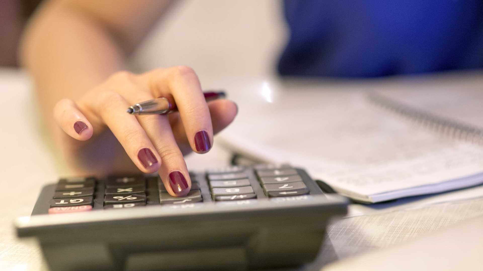 Despesas sobem mais que a inflação e tiram R$ 14,5 bi do consumo