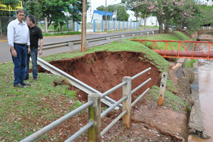 Prefeito Alcides BErnal visita um dos pontos criticos de CG causados pela chuva ( Foto: Mario Bueno)